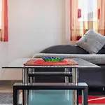 شقة Bold & Chic Stay, *