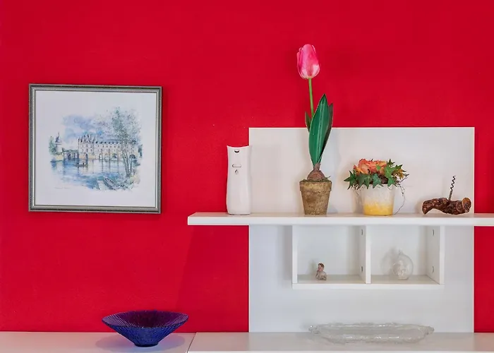 Bold & Chic Stay, *